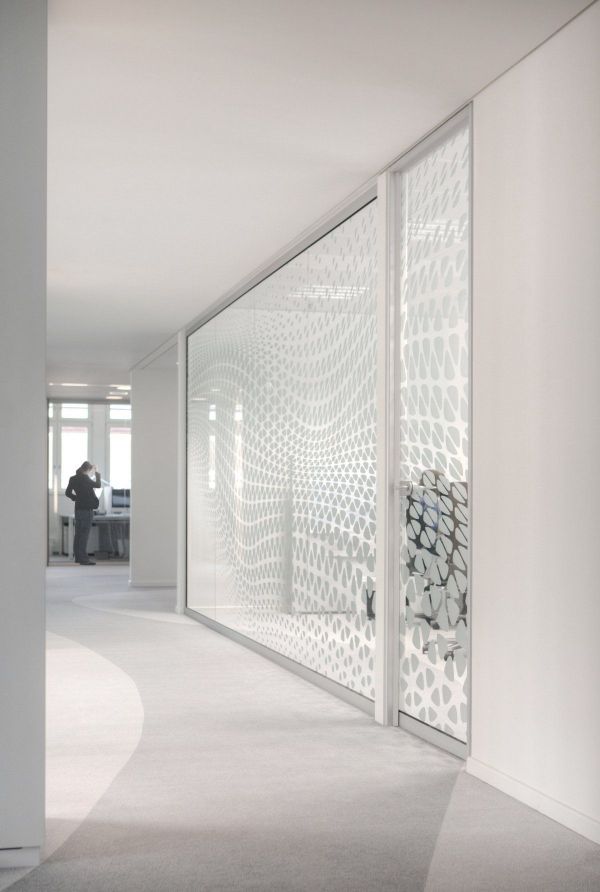 Glasfolie maatwerk voor kantoor met abstract golvend ontwerp
