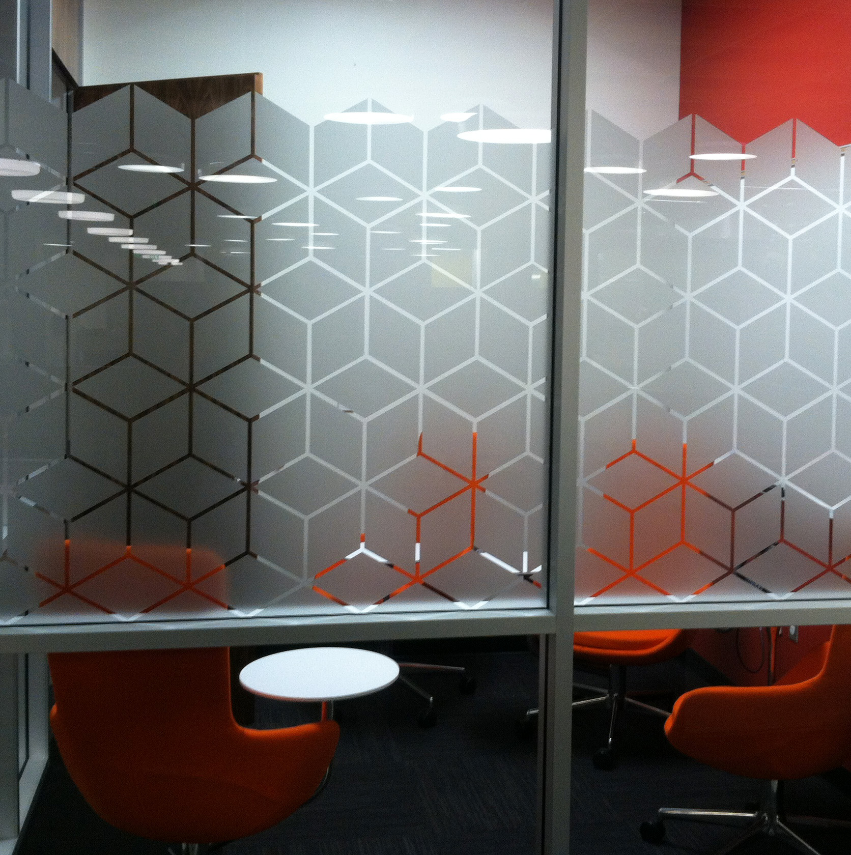 Glasfolie voor privacy op kantoor met herhalend patroon, op maat gemaakte raamfolie