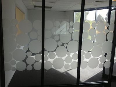 cirkels, gedeeltelijke privacy, glazen wand, kantoor, rondjes, stippen, dots