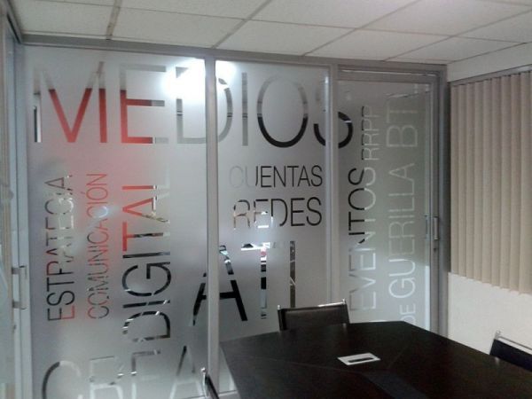 Grote teksten op glazen wand kantoorruimte, geeft privacy, raamfolie maatwerk