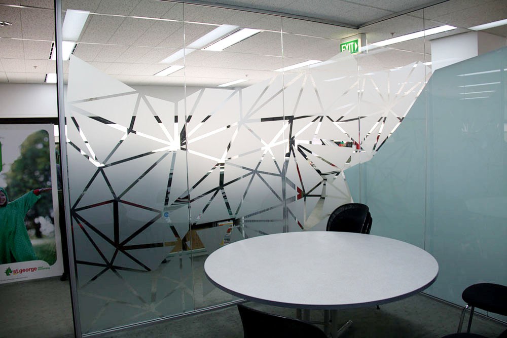 Vergaderruimte / conference room raamfolie voor privacy, glasfolie maatwerk, driehoeken, lijnen, abstract