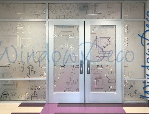 Glasfolie raamfolie veel privacy voor entree kantoor anti inkijk met branding huisstijl WindowDeco