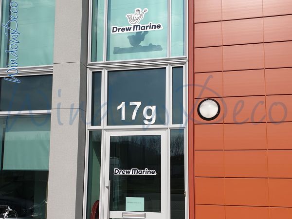 meerdere raamstickers, vorm gesneden, voor entree deur, met naam logo, WindowDeco, WR06