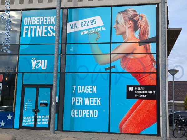 raamstickers, gevel, bedrijf, meerdere ramen, huisstijl, logo, WindowDeco, WR06