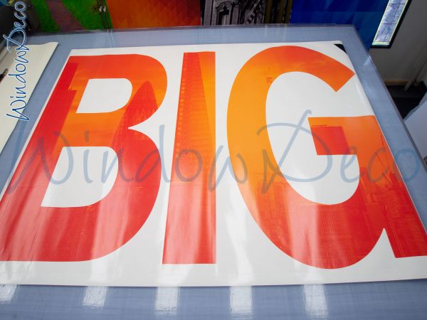 raamstickers, grote losse letters, op maat, met naam, huisstijl, WindowDeco, WR06