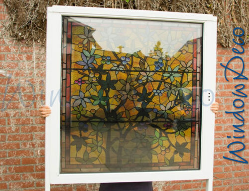 Transparante raamfolie met een klassiek glas-in-lood ontwerp voor gedeeltelijke privacy