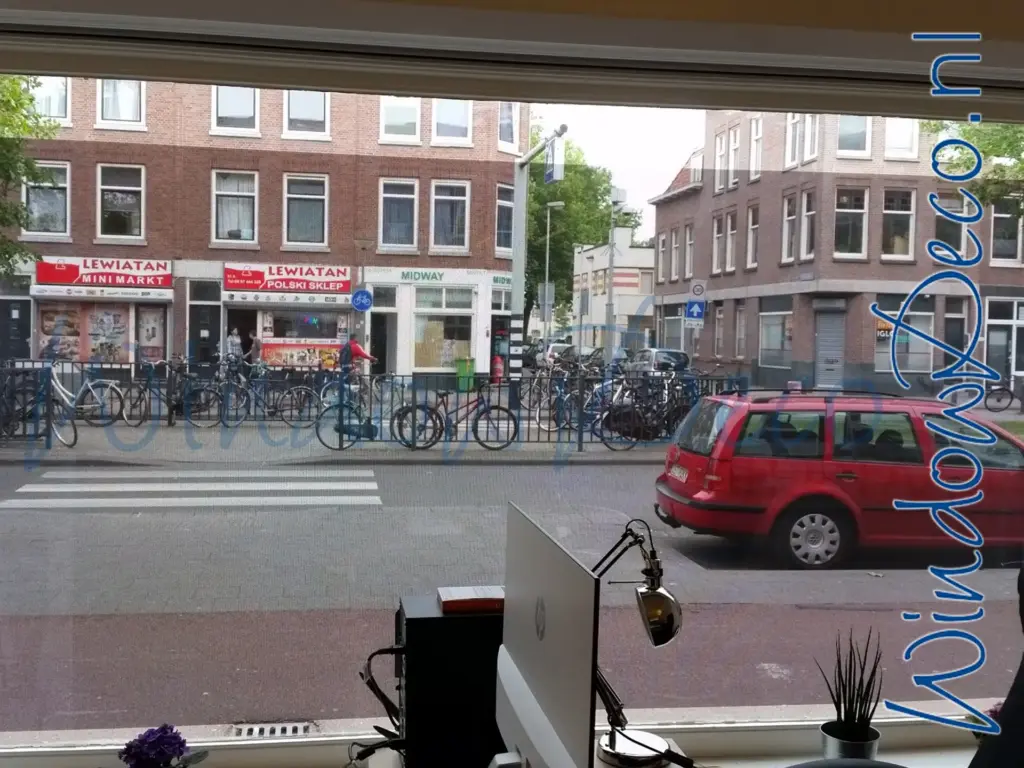 One-way vision raamfolie, gaatjesfolie, doorkijk vanuit binnen, WindowDeco