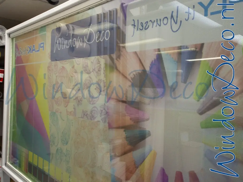 Grote two-way vision raamfolie, geperforeerde raamfolie, doorkijkbaar, gedeeltelijke privacy, sample, close-up